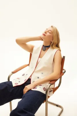 Безрукавка "Квіти на білому"