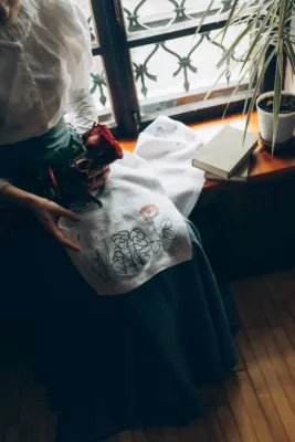 Доріжка на стіл, білий льон, 30х140 см, вишивка квіти