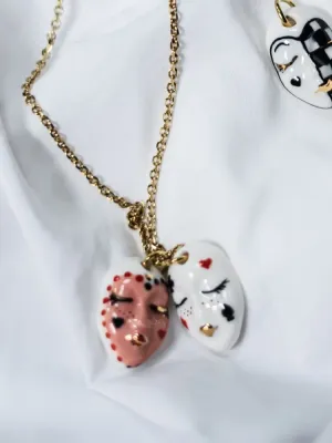 Декоративна порцелянова прикраса "Маски" на золотому ланцюжку