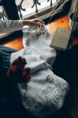 Доріжка на стіл, білий льон, 30х140 см, вишивка квіти