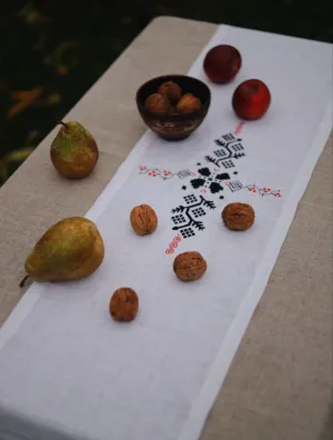 Доріжка на стіл, білий льон, 30х140 см, колекція "Українська символіка"