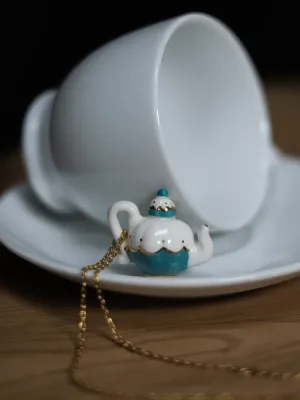 Декоративна порцелянова прикраса "Чайничок" за золотому ланцюжку