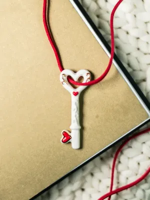 Декоративна порцелянова прикраса "Ключик" на червоному шнурку