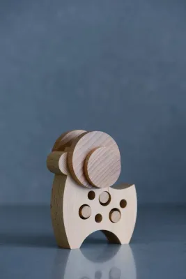 Дерев'яна фігурка баранчика