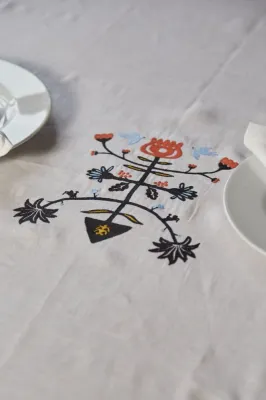 Скатертина білий льон, 138х220 см, вишивка молочною ниткою "Дерево життя"