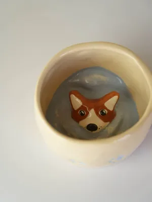 Горнятко "Коргі, що виринає зі снігу"