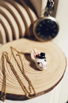 Декоративна порцелянова прикраса "Білий кролик" на чорному шнурку 