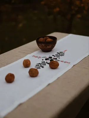 Доріжка на стіл, білий льон, 30х140 см, колекція "Українська символіка"