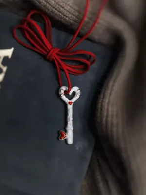 Декоративна порцелянова прикраса "Ключик" на червоному шнурку