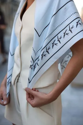 Хустина "Ластівки" блакитні 93*93 см