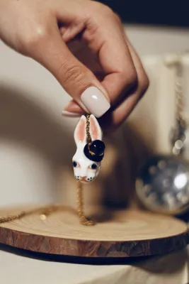 Декоративна порцелянова прикраса "Білий кролик" на чорному шнурку 