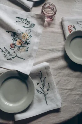 Скатертина, білий льон, 138х220 см, вишивка квіти