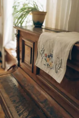 Доріжка на стіл, білий льон, 30х140 см, вишивка квіти