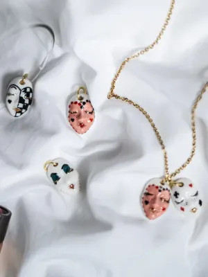 Декоративна порцелянова прикраса "Маски" на золотому ланцюжку