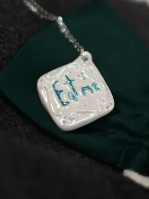 Декоративна порцелянова прикраса "Печиво" на срібному ланцюжку