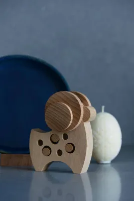 Дерев'яна фігурка баранчика